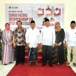 Prof Dr H Haris Supratno, Rektor Unhasy (nomor 3 dari kiri), Prof Dr KH Asep Saifuddin Chalim, KH Abdul Hakim Mahfudz (Gus Kikin) dan istrinya, Nyai Hj Lelly Lailiyah, Nya Hj Farida Salahuddin Wahid (nomor 2 dari kiri), M Mas