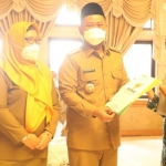 Bupati Gus Yani didampingi Wabup Bu Min saat menyerahkan JPS untuk tenaga kependidikan dan marbot. foto: SYUHUD/ BANGSAONLINE