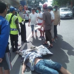 Korban tabrak lari tergeletak di jalan.