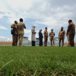 Bupati Jombang saat meninjau rumput Stadion Gelora Bangkalan. (foto: ist).