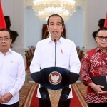 Presiden Joko Widodo (Jokowi) didampingi Menteri Pendayagunaan Aparatur Negara dan Reformasi Birokrasi (Menpan RB) Abdullah Azwar Anas mengumumkan pembukaan seleksi calon aparatur sipil negara atau ASN di Istana Negara, Jakarta, Jumat (5/1/2024). Foto: Dok. Humas Kemenpan RB