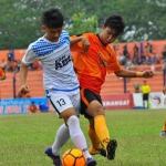 Pemain Persibo dan Persmag saat berjibaku.