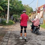 Warga tengah berolahraga dan berkendara di jalan paving Desa Kembangan. Foto: SYUHUD/ BANGSAONLINE