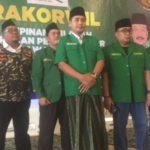 Ketua PW GP Ansor Jatim Moch. Abid Umar Faruq didampingi Wakil Sekjen PP GP Ansor, Khoirul Anwar dan juga beberapa pengurus cabang GP Ansor se-Jatim saat berada di ponpes Al-Falah Ploso, Mojo.