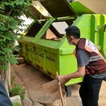 Selain didenda, para penanggung jawab acara juga disanksi sosial dengan membersihkan sampah dan mencabuti rumput.