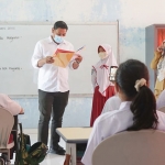 Wali Kota Kediri, Abdullah Abu Bakar, saat berkunjung dan menyapa murid SD Laboratorium UN PGRI Kediri. Foto: Ist