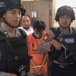 Pelaku saat digiring anggota Polres Pamekasan.