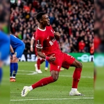 Ryan Gravenberch berselebrasi usai cetak gol perdana untuk Liverpool.