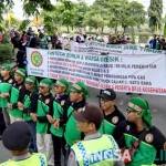 Massa DPC FSP KEP Gresik saat berunjuk rasa kantor DPU di jalan Dr. Wahidin SH. foto: SYUHUD/ BANGSAONLINE