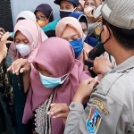 Suasana ketika masyarakat menggeruduk pasar murah di Tuban.