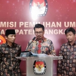 Ketua KPU Bangkalan Elmi Abbas (dua dari kanan) didampingi komisoner lainnya, Qomaruddin (kanan) Bahiruddin (dua dari kiri), dan Ismail Marzuki (kiri) saat jumpa pers di Gedung KPU, Ahad (22/9/2024).