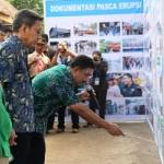 Bupati Blitar Herry Noegroho, memaparkan penanganan evakuasi erupsi Gunung Kelud kepada Wakil Presiden Boediono, Minggu (27/4/2014). Foto:tri susanto/BANGSAONLINE