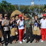 Wabup Qosim bersama pejabat Forkopimda ketika melepas karnaval mobil hias. foto: SYUHUD/ BANGSAONLINE