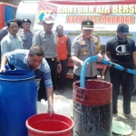 Kapolres Ponorogo bersama Polsek Pulung menyalurkan bantuan air bersih.