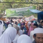 Para peziarah yang menghadiri haul masyayikh Ponpes Langitan. foto: GUNAWAN/ BANGSAONLINE