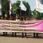 Massa berbagai elemen, termasuk Banser NU Jatim menggelar aksi menolak Presiden minta maaf terhadap keluarga eks PKI di depan Gedung Negara Grahadi. (foto: rochmatun nisa/BANGSAONLINE)