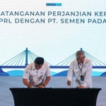 Direktur Utama PT Semen Padang, Asri Mukhtar (kanan) dan Direktur Jenderal (Dirjen) PRL, Victor Gustaaf Manoppo (kiri), saat menandatangani Perjanjian Kerja Sama “Program Pengelolaan Sampah di Wilayah Laut dan Pesisir Kota Padang. Foto: Ist