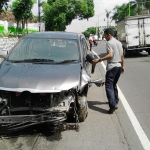 Kondisi mobil Toyota Innova usai menabrak motor dan tenda para buruh PT. SBL yang mogok kerja.