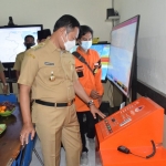 Bupati Yuhronur saat melihat peralatan yang ada di Kantor BPBD Lamongan.