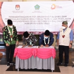 TEKEN MoU: Penandatangan MoU Program Desa Peduli Pemilu dan Pemilihan (DP3) di Kantor Desa Bakungpringgodani Balongbendo, Selasa (12/10/2021). Foto: Kominfo Sidoarjo