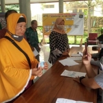 Salah satu KPM saat menerima BST. (foto: kominfo)