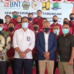 Bupati Abdul Latif Imron Amin (batik) bersama H. Syafiuddin dan Suparman, usai penyerahan secara simbolis BSPS di Pendopo Agung, Selasa (28/7/2020).