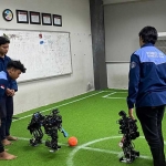 Tim Robotika ITS menyabet Juara 1 Kontes Robot Sepak Bola Indonesia (KRSBI) pada ajang KRI 2024 Wilayah II.