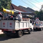 Pemerintah Kabupaten (Pemkab) Jember melalui Relawan PMI Jember terus mengintensifkan penyemprotan disinfektan di beberapa tempat yang dianggap rentan terhadap penularan Covid-19. (foto: ist)