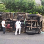 Truk muat tebu yang terguling di Dusun Bambang, Desa Siraman, Kecamatan Kesamben, Kabupaten Blitar.