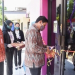 Wali Kota Kediri, Abdullah Abu Bakar didampingi Direktur Utama Perumda BPR Bank Kota Kediri, Sugianto saat menggunting pita sebagai tanda peresmian penggunaan gedung baru kantor kas Perumda BPR Bank Kota Kediri yang berada satu kompleks dengan kantor Kecamatan Pesantren, Kamis (24/9). foto: ist/ bangsaonline.com 