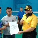 Kapolres Sampang saat memberikan hadiah kepada Ketua PWI Sampang.