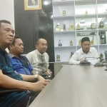 Ketua DPRD Gresik Fandi Akhmad Yani dan Wakil Ketua Asluchul Alif memberikan keterangan terkait anggaran penanganan Corona. foto: SYUHUD/ BANGSAONLINE