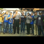 Foto Bersama Aremania dan Kapolsek beserta jajaran.