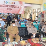 Kapolres Pasuruan AKBP Erick Frendriz didampingi Kapolsek Pandaan Kompol Marwan serta Forkopimcam saat melaksanakan Zoom Meeting Vaksinasi Merdeka Anak di SDN Kebon Waris 1 Pandaan, Kabupaten Pasuruan, Selasa (11/1/22).