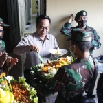 Kapolres Ngawi saat memotong tumpeng yang dibawa Dandim dan Danyon Armed.