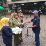 Kepala Dinsos Jatim, Sukesi saat memberikan tali asih kepada Koordinator TKSK Jatim.