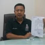 SURAT PENAHANAN – Kasubid Hardabangtah Dit Reskrimum Polda Jatim AKBP Hadi Utomo menunjukkan surat penahanan di Mapolda Jatim, Minggu (18/5/2014). foto : rusmiyanto/BangsaOnline

