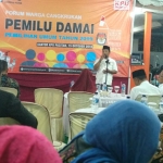 Suasana forum cangkrukan warga di KPU Pacitan.