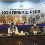 Komandan Satgas Pencegahan Covid-19 Gresik, Sambari Halim Radianto bersama tim Satgas saat memberikan keterangan pers. foto: SYUHUD/BANGSAONLINE