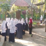 Para siswa berkumpul di halaman sekolah begitu merasakan gempa.