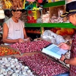 Petugas saat melakukan monitoring haga di Pasar Setono Betek. Foto: Ist. 