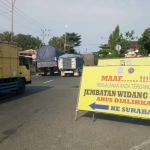 Antrean kendaraan terjadi pasca ambrolnya jembatan Babat-Widang.