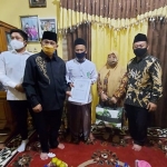 BERI SEMANGAT: Hudiyono bertemu orangtua finalis KDI 2020, Wahid, di Desa Tenggulunan, Candi, Kamis (29/10) malam. foto: ist.