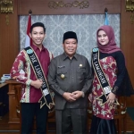 Bagus dan Windi foto bersama Bupati Fadeli usai audiensi.