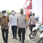 Bupati Sidoarjo Ahmad Muhdlor Ali melakukan inspeksi pasukan usai memimpin Apel Gelar Pasukan Operasi Ketupat Semeru 2022 di Mapolresta Sidoarjo, Jumat (22/4/2022),