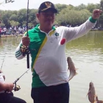 JAGO MANCING: Bupati Sidoarjo H Saiful Ilah menunjukkan dua ikan hasil pancingannya saat lomba mancing HUT Sidoarjo, di Desa Kalanganyar Kecamatan Sedati, Minggu (5/2). foto: mustain/ BANGSAONLINE