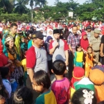 Plt Bupati Trenggalek Moh. Nur Arifin (pakai peci hitam) di tengah-tengah acara Gebyar PAUD di Alun-alun Trenggalek. foto: herman/ bangsaonline