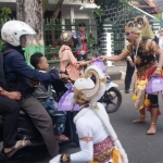 Gatotkaca dan Hanoman saat beraksi membagikan takjil kepada pengendara yang melintas di depan kantor BPJS Ketenagakerjaan KCP Tuban.