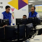 Head of Customer Experience Management XL Axiata, Ahmad Hamzah (kiri) bersama dengan team XL Axiata memantau kesiapan jaringan dan trafik XL Axiata jelang Pilpres 2019 di ruang monitoring Customer Experience and Service Operation Center XL Axiata di Jakarta.