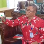 Kepala Dishubkominfo Situbondo, Lutfi Joko Prihatin menunjukkan aplikasi Sipesah di handphone androidnya.